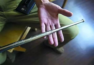 未成年人持甩棍打人，该如何合法处理及预防？