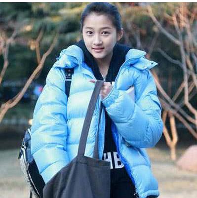 关晓彤王安宇大理复刻《小巷人家》：演技大爆发，重现经典之作